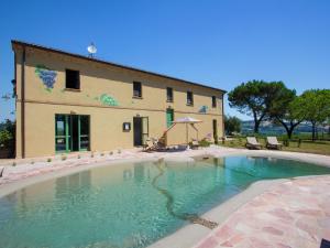 Bazén v ubytování Villa in Barchi near Cattolica Beach nebo v jeho okolí