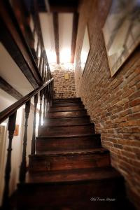 een trap in een gebouw met een bakstenen muur bij Old town house in Pag