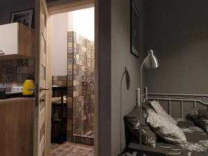 um quarto com uma cama e um candeeiro e uma porta em Апартаменти Світлий Ранок та Затишний Вечір em Rivne