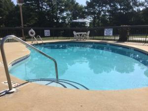 una gran piscina con una barra de metal alrededor en Days Inn by Wyndham Clinton - Laurens I-26, en Clinton
