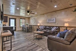 A seating area at Rustic Mtn Retreat 1 Mi to Pigeon Forge Parkway!