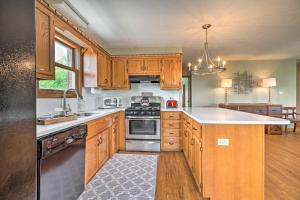 una cocina con armarios de madera y electrodomésticos de acero inoxidable en Blue Moon Cottage with Amazing Views of 5 Counties en Danville