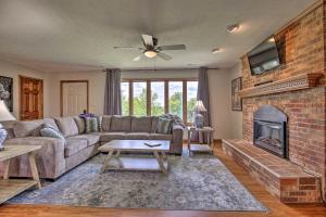 un soggiorno con divano e camino di Blue Moon Cottage with Amazing Views of 5 Counties a Danville