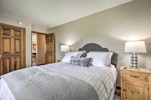 una camera da letto con un letto grande con lenzuola e cuscini bianchi di Blue Moon Cottage with Amazing Views of 5 Counties a Danville