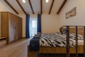 1 dormitorio con 1 cama con marco de madera en Apartments Gea en Lucija