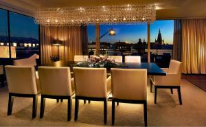 uma sala de jantar com uma mesa e cadeiras com vista em The Grand Mark Prague - The Leading Hotels of the World em Praga