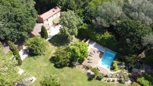 an aerial view of a house with a swimming pool at Le Pavillon Vert - B&B in Vedène