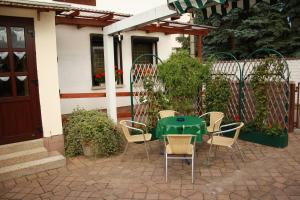 una mesa verde y sillas frente a una casa en Ferienhaus Trägner, en Dessau