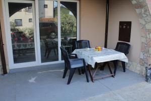 einen Tisch und Stühle auf einer Terrasse in der Unterkunft Apartment Nikolena in Rovinjsko Selo