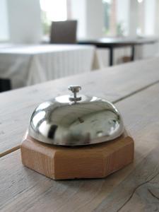 a clock sitting on top of a wooden table at B&B Amuse-Couche in Hasselt