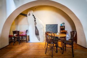 - une salle à manger avec une table et des chaises dans l'établissement Penzion Nostalgia, à Banská Štiavnica