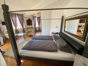 Postel nebo postele na pokoji v ubytování Schloss Hainfeld