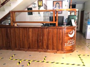 un mostrador de madera en un restaurante con barra en Hotel Paraiso Huasteco, en Tamazunchale