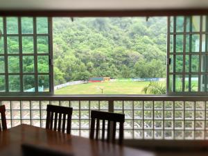 una vista de un partido de béisbol desde una ventana en Hotel Paraiso Huasteco en Tamazunchale