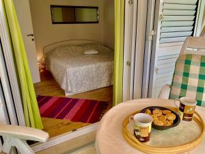 Posteľ alebo postele v izbe v ubytovaní Grebastica beachfront apartment