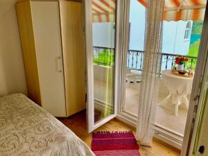 Postel nebo postele na pokoji v ubytování Grebastica beachfront apartment