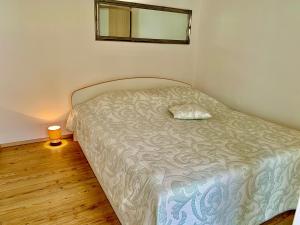 Posteľ alebo postele v izbe v ubytovaní Grebastica beachfront apartment