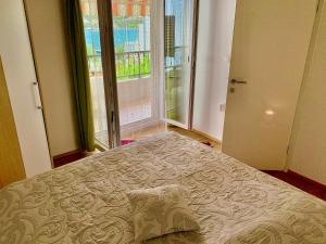 Posteľ alebo postele v izbe v ubytovaní Grebastica beachfront apartment
