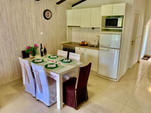 Kuchyňa alebo kuchynka v ubytovaní Grebastica beachfront apartment