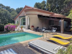 Bazén v ubytování Cassis Hostel nebo v jeho okolí