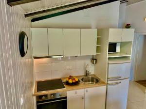 Kuchyňa alebo kuchynka v ubytovaní Grebastica beachfront apartment
