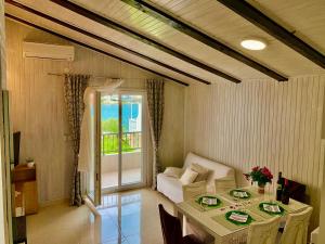 Posteľ alebo postele v izbe v ubytovaní Grebastica beachfront apartment