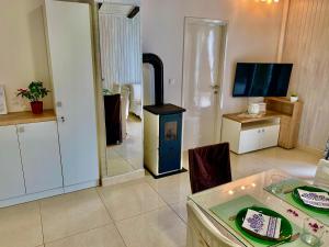 Televízia a/alebo spoločenská miestnosť v ubytovaní Grebastica beachfront apartment