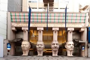 ein Gebäude mit Statuen von Köpfen davor in der Unterkunft Dotonbori Hotel in Osaka