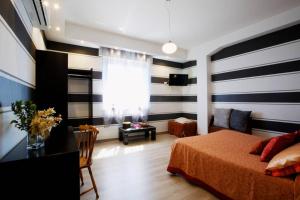 a bedroom with black and white striped walls and a bed at Dall alba al tramonto in Monterosso al Mare