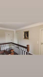 ein Wohnzimmer mit einer Treppe und einem Gemälde an der Wand in der Unterkunft Stadtvilla Lingen in Lingen