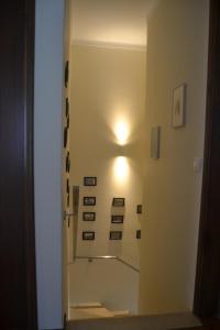 um corredor com uma escada com imagens na parede em Casas dos Seixos em Moledo