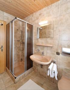 ein Bad mit einem Waschbecken und einer Dusche in der Unterkunft Gasthof-Pension-Kraus in Achslach
