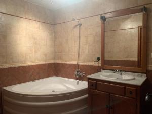 Koupelna v ubytování Habitaciones rurales Venta Pedro + 15 fotografií