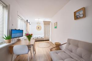 ein Wohnzimmer mit Sofa und Tisch in der Unterkunft Sea Cottage Zandvoort in Zandvoort