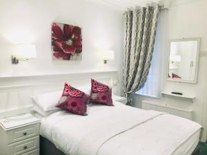 Katil atau katil-katil dalam bilik di Dergvale Hotel
