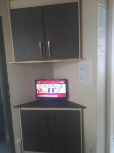 Photo de la galerie de l'établissement Les Chalets la Plage - Etape Vacances, à Portiragnes