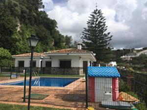 Bazén v ubytování CASA PACA PEREA nebo v jeho okolí