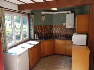Cuisine ou kitchenette dans l'établissement Source d'Arimont