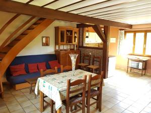 un salon avec une table et un canapé dans l'établissement Source d'Arimont, à Malmedy