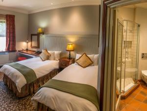 伯利恆的住宿－邊疆皮爾蒙特米特庫爾特酒店，伯利恆，酒店客房带两张床和一间浴室