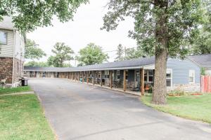 an empty driveway in front of a building at Lakes Inn in Detroit Lakes