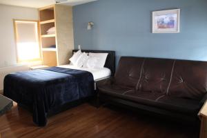 Postel nebo postele na pokoji v ubytování Lakes Inn