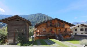 Vista generica sulle montagne o vista sulle montagne dall'interno dello chalet