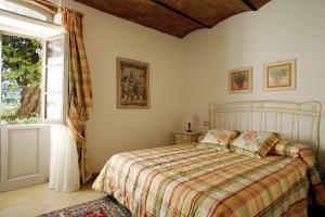 a bedroom with a bed and a window at Villa Pian De Noci - Tenuta del Palagio in Mercatale Val Di Pesa