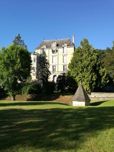 een groot huis in het midden van een gazon bij Gite La Maison Blanche Familiale Château La Roche Racan in Saint-Paterne-Racan