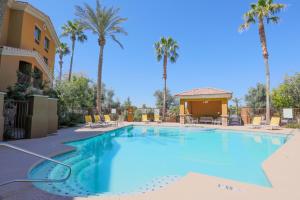 Holiday Inn Phoenix/Chandler by IHG内部或周边的泳池