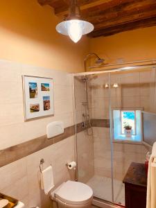 Ett badrum på Casa Emma Fiattone in Garfagnana