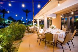 Holiday Inn Phoenix/Chandler by IHG餐厅或其他用餐的地方