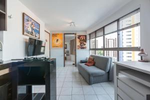 cocina y sala de estar con sofá y TV en Ótimo Flat Bairro da Jaqueira Recife até 3 pessoas O Coração Verde da Cidade PBO902, en Recife