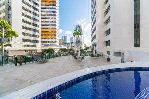 Bazén v ubytování Excelente 2 Quartos em Setúbal Boa Viagem ideal para famílias e executivos PM306 nebo v jeho okolí